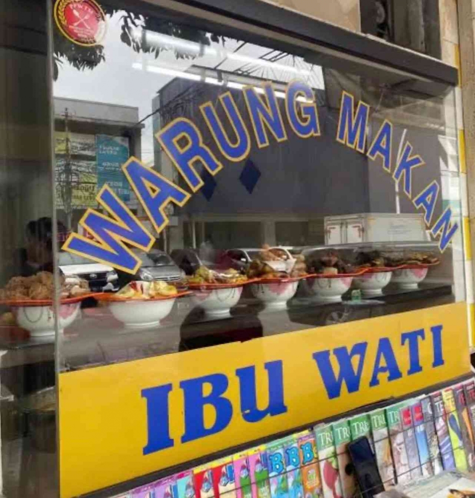 Ibu Wati's Secret: Warm Meals at the Heart of Cilacap
